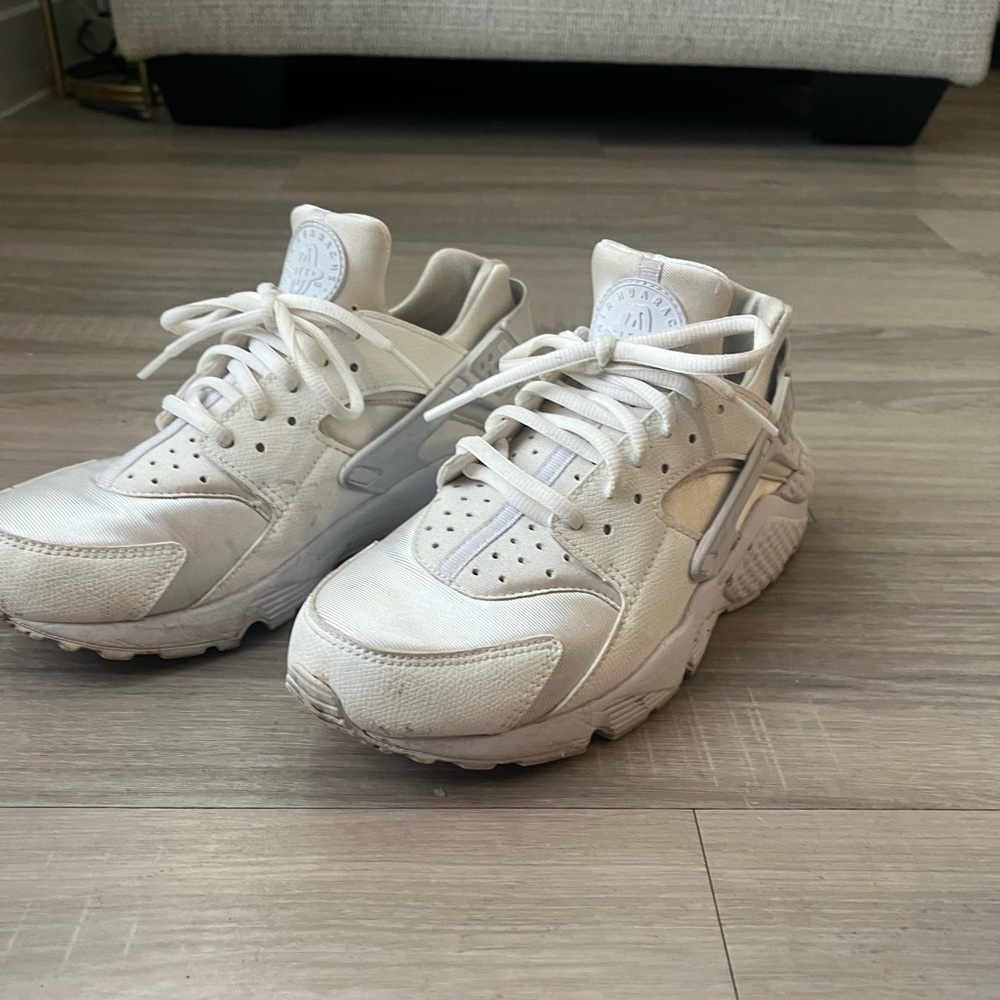 Air Hustache “all white”